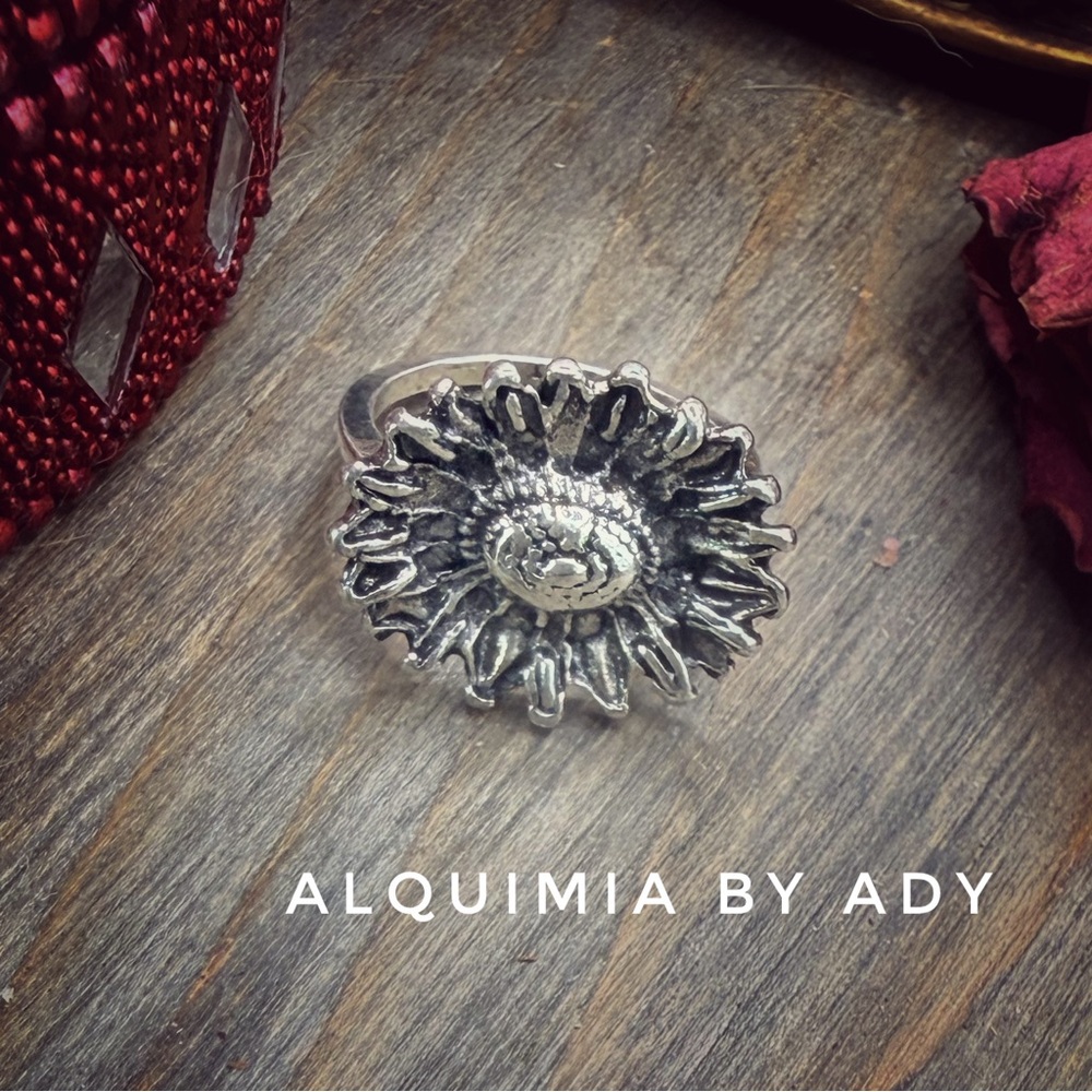 PINKY CHUNKY + Silver Floral Ring